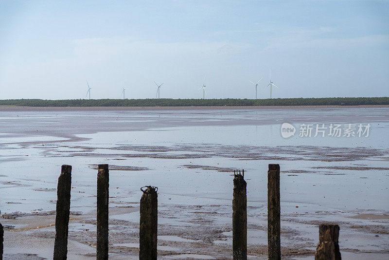 越南Soc Trang省，建筑受损后，海滩上废弃的水泥桩